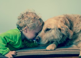宝宝和狗狗温馨图片