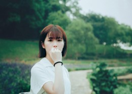 短发美女户外图片