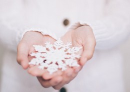 手捧着花、草莓、生日蛋糕等图片