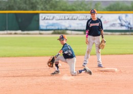 正在打棒球的孩子图片