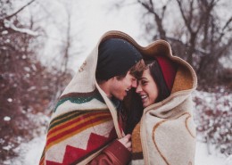 雪地里的情侣图片