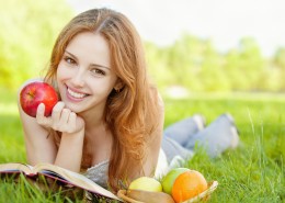 读书的少女图片