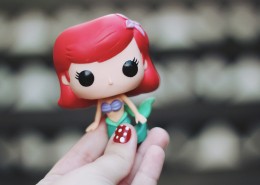 举着东西的手指图片