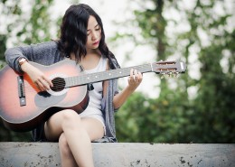 弹吉他的少女图片