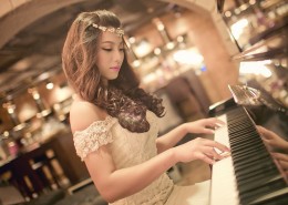 弹钢琴的少女图片