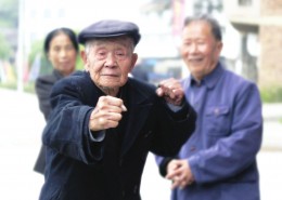 和蔼的老人图片