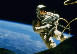 探索宇宙-太空中的宇航员图片