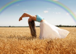 走过麦田的人图片