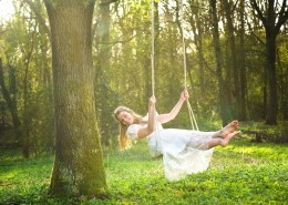 荡秋千的少女图片大全