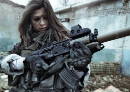 持枪的美女图片