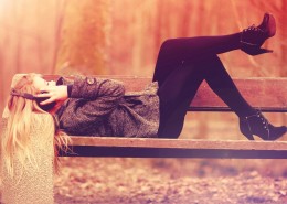 听音乐的女孩图片