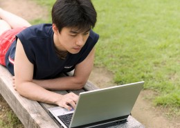 男性上网休闲图片