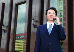 白领男性打电话特写图片