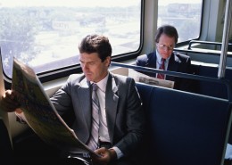 旅途中读书看报的职场人图片