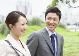 户外草地上的白领图片