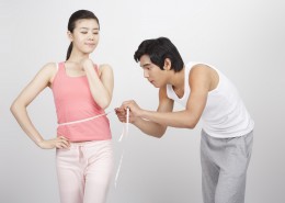 量腰围的美女图片