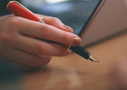 手握笔写字图片