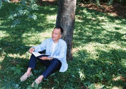 树下休闲老年男性图片大全