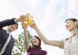 朋友聚会享用啤酒图片