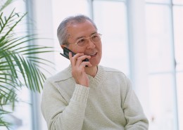 老年人室内打电话图片大全