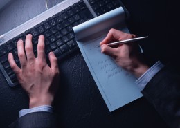 手和电脑键盘图片