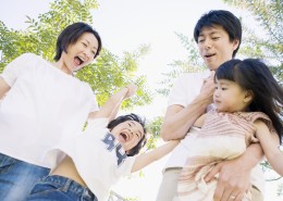 一家人草地玩耍图片