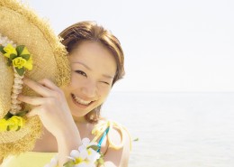 女性海边清爽度假图片