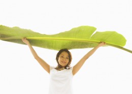 女性在清新绿色大自然度假图片大全