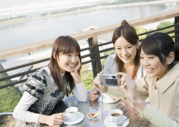 女孩假期品尝美食图片