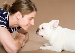 男性和宠物狗图片