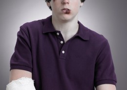 人受伤后表情特写图片