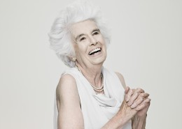 老年人表情特写图片