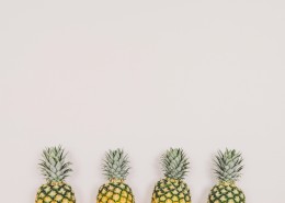 外皮粗糙的菠萝图片