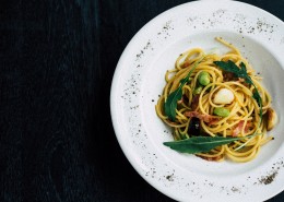 盘子上的意大利面图片