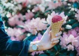 拿在手中的冰淇淋图片