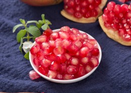 剥开火红的石榴图片