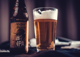 杯子里的冰冻啤酒图片大全