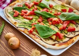 木桌上的美食图片大全