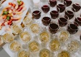 聚会上的葡萄酒图片