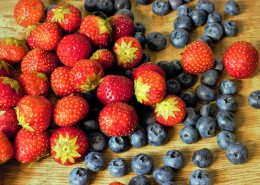 放在一起的草莓和蓝莓图片
