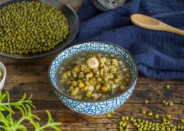 夏日清凉解暑的绿豆莲子汤图片