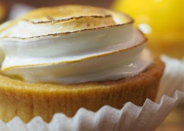 桌子上的纸杯蛋糕图片