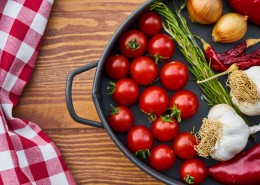 锅里的新鲜蔬菜图片