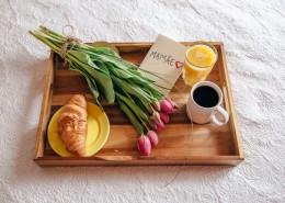 美味的爱心早餐图片