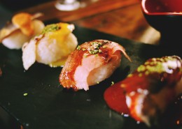 色泽艳丽的寿司图片