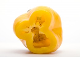 切开的灯笼一样的彩椒图片