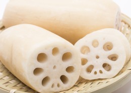 切开的白色莲藕图片