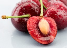 美味可口的带着水珠的车厘子图片