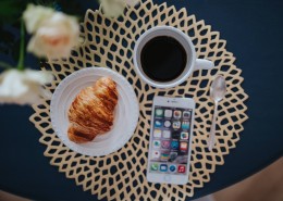 圆形餐桌上的早餐图片