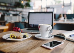 一边工作一边喝下午茶的图片